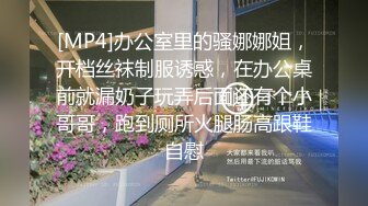 人妻御姐少妇美艳诱人，大奶子控制不住要从衣服里漏出来，礼物轰炸下脱光了诱惑狼友，揉骚奶子展示特写逼逼