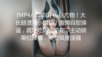 无良女技师在给女顾客做服务的时候开直播偷拍精油推奶子，上厕所功夫露脸漏自己的奶子尿尿给狼友看跳弹塞逼