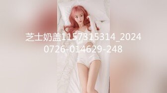 《极品CP魔手外购》潜入女厕赤裸裸拍脸拍逼各种美女小姐姐方便~有惊喜小妹子看黄片疯狂紫薇这手法没少自己玩 (7)