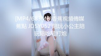 小女友边看电视边吃鸡