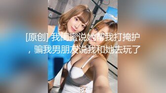 疯狂男子一边开车一边让女友吹箫舔鸡巴