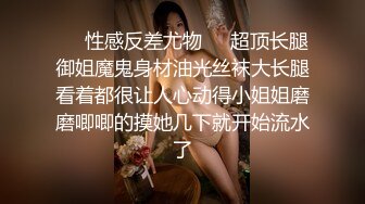 年轻小帅哥被大屌操翻天,抓着骚屌操痛得直叫唤,鸡巴差点被处菊夹得射精