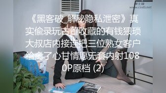 快递驿站里的风骚老板娘，虎牙很可爱全程露脸陪狼友撩骚互动，漏出骚奶子，跳蛋塞逼里搅动呻吟，表情好骚啊