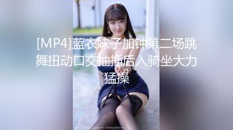 抖音 34W 粉丝网红张晶滢，巨乳肥臀与金主大哥一 V 一 ，脸穴同框如母狗般怼着镜头道具自慰