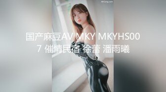 风景区女厕偷拍女儿和妈妈一起来尿尿,仔细观察母女两的逼逼有啥共同点