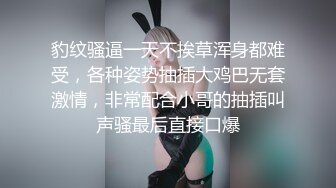 风骚的黑丝人妻在家跟大哥激情啪啪，从地上干到床上，口交大鸡巴听狼友指挥互动撩骚，多体位蹂躏抽插真刺激