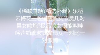 和熟妇骚老婆在浴室洗澡情不自禁啪啪上她，黑丝无套