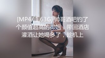 【媚黑人妻】深夜熟睡被侵犯，黑人强上熟女骚妇，绿帽老公在旁边拍摄