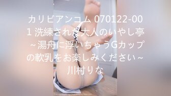 218. 日本kawaii女孩给一个手中的人穿着学校泳衣