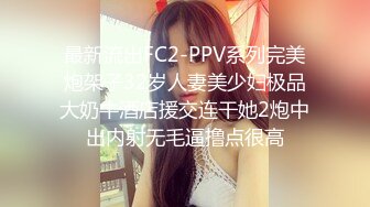 牛仔裤蜜桃臀女神，衣服都没有脱，无套深入一线天的嫩穴