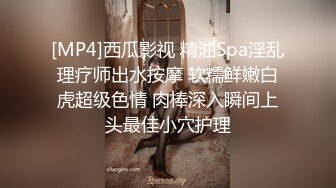 肤白美女撅着屁股等待一个有缘的肉棒进入她的体内