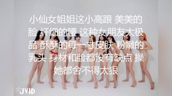 偷拍邻居家小女儿脱光衣服洗澡,照镜子看自己脸上的青春痘