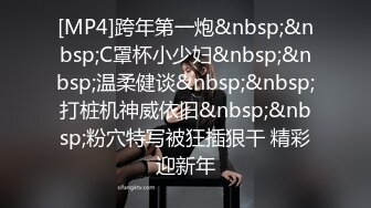 彩蛋篇躲在男厕里旁边都是路人在尿尿和大爷在打扫渴望又害怕被发现