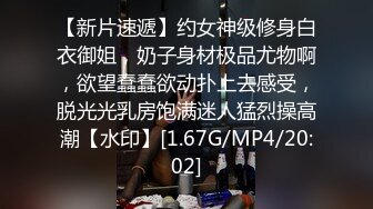 高颜值美女边看A片忍不住流水不止太有感觉了，湿淋淋的阴户三根手指撑满小穴，一库一库白浆被不断扣弄出来!