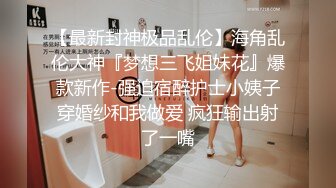 [MP4/ 371M] 气质红唇美少妇居家夫妻啪啪，穿上开档肉丝张开双腿舔逼，骑乘扶手上下套弄