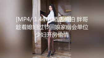 4名身材火辣的美女一丝不挂搔首弄姿配合摄淫师