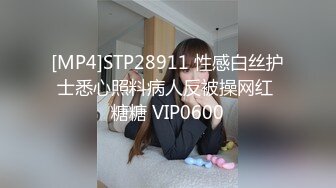 大叔找了个无比清纯的纯情美眉，【在车来车往的国道旁打炮】这也太刺激啦！妹子第一次野战