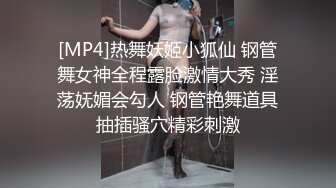 妹子洗手台上放个手机说脱就脱