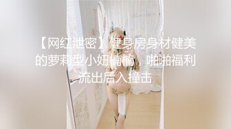 大型商场跟踪抄底没穿内裤的短裙美女男的还时不时的把手伸进去摸一下