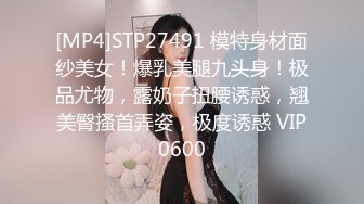 现场拍摄气质模特，空姐制服性感黑丝，摆出各种姿势，脱光光掰开穴