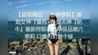 尾随偷拍开衩亮闪闪蕾丝裙美女排队买单被抄底红色蕾丝内包裹肉臀和家人逛街的白裙长腿美少妇米白骚内