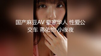 小伙子看到学妹单独来尿尿！犹豫了好久 还是用手摸了下妹子BB