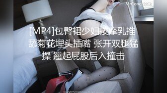 长发御姐美少妇，真会玩厨房橱柜上吸个道具长屌自慰插穴，插插逼来又插嘴