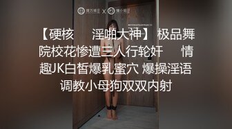 漂亮美女 穿着开档牛仔裤 被无套输出 拔Q射了一屁屁