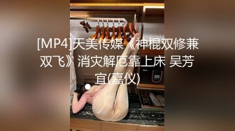 清纯的良家小少妇露脸躺在床上全裸跟狼友互动撩骚，揉奶玩逼给狼友看特写逼逼，温柔的舔弄大哥的鸡巴好骚啊