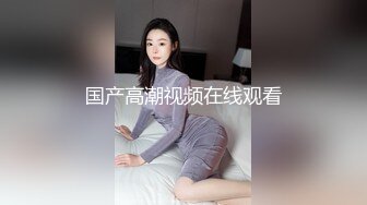 澡堂子偷拍笑起来非常好看的妹子,胸前两盏车灯很耀眼