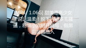 男师傅在线指导：这胸部按得舒服吧，你舒服吗美女 ，其实这种3P的话谁小谁尴尬哈哈哈。3P大奶阿姨，实力叫床，骚 诱惑！