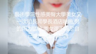 风韵犹存的少妇露脸跟眼镜小哥激情啪啪，给小哥把鸡巴舔硬，亲着小嘴玩着骚逼，无套抽插浪荡呻吟表情好骚2