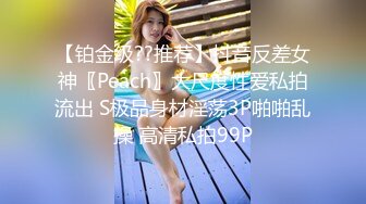 短发女孩澡堂的快乐 边泡澡边吃东西