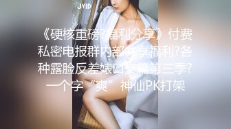 海角母子乱伦大神妈妈的肥臀巨乳❤️回家碰巧遇到老妈和张叔在视频自慰，边操老妈，边让老妈录视频给张叔看