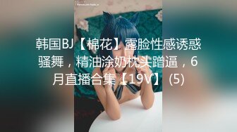 小美女的BB痒痒拿矿泉水洗