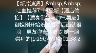 忽悠女顾客做特殊服务，让小哥玩起了双飞，黑丝露脸口交大鸡巴给小哥舔乳头，两个骚逼让小哥干的神魂颠倒