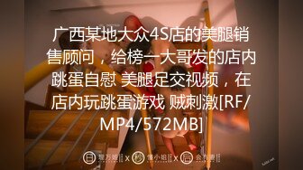 这得多饥渴啊,久别小情侣一见面裹硬鸡巴衣服不脱就骑上去,疯狂骑操,无套抽插猛操,最后射一美臀